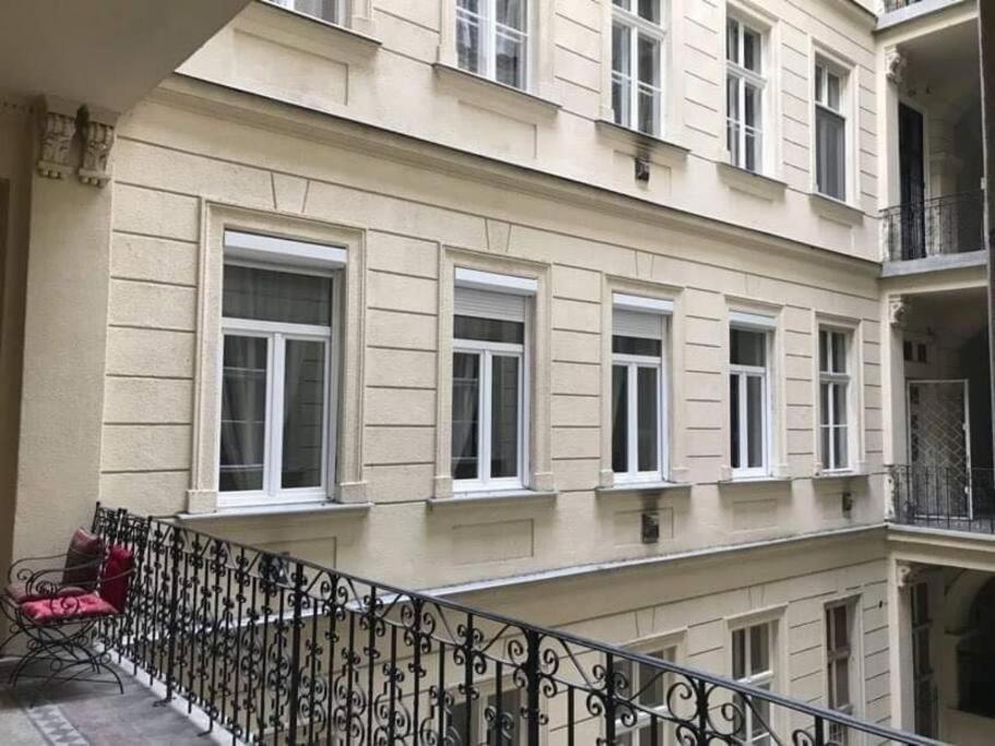 White Luxury Apartment Budapest Extérieur photo