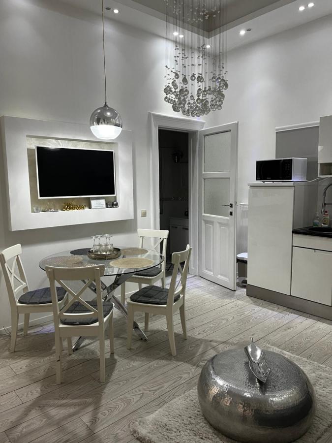 White Luxury Apartment Budapest Extérieur photo